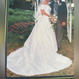 Exquisite & Timeless Ivory (off white) Bridal Gown  Sz 10